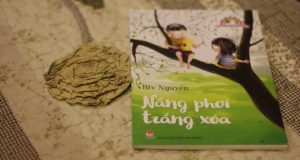 Để dành nắng vàng hong bao kỷ niệm (Đọc “Nắng phơi trắng xoá”, Riv Nguyễn, NXB Kim Đồng, 2016)