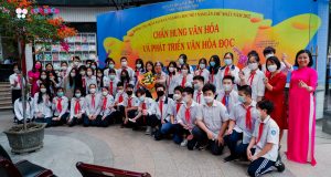 Nhà văn Lê Phương Liên giao lưu cùng học sinh tại Thư viện Hà Nội