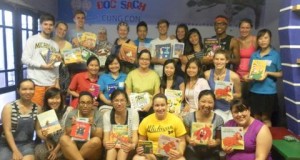 Sinh viên đại học Michigan đến thăm CLB Đọc sách cùng con