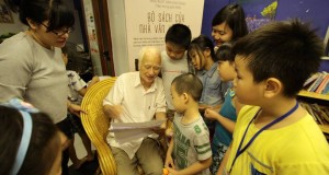 Nhà văn Vũ Hùng với các bạn nhỏ CLB Đọc sách cùng con