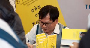 Nhà văn Nguyễn Nhật Ánh ký tặng độc giả Thủ đô nhân dịp ra mắt cuốn sách “Cảm ơn người lớn”